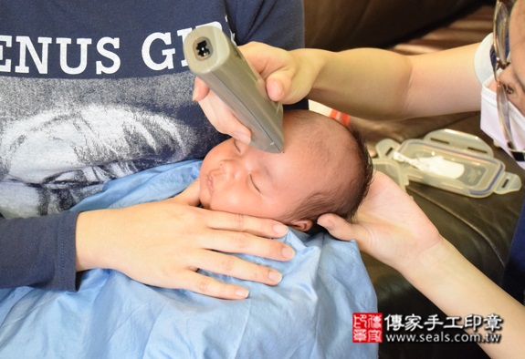 孫寶寶(台北萬華區到府嬰兒寶寶滿月剃頭理髮、免費到府嬰兒剃胎毛儀式吉祥話)。到府剃頭剃胎毛主持、專業拍照、DVD光碟、證書。★購買「臍帶章、肚臍章、胎毛筆刷印章」贈送：剃頭、收涎、抓周，三選一。2015.10.18 照片20